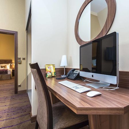 Merchants Crown Suites And Spa Praga Exterior foto A computer in a hotel room