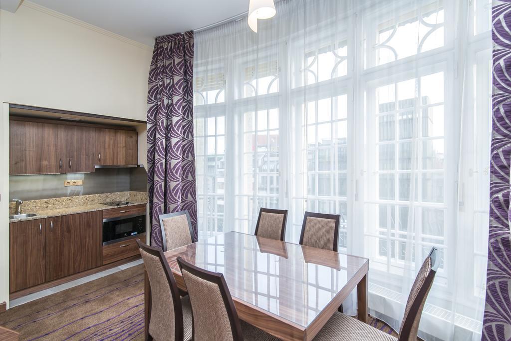 Merchants Crown Suites And Spa Praga Exterior foto A kitchen with a large window