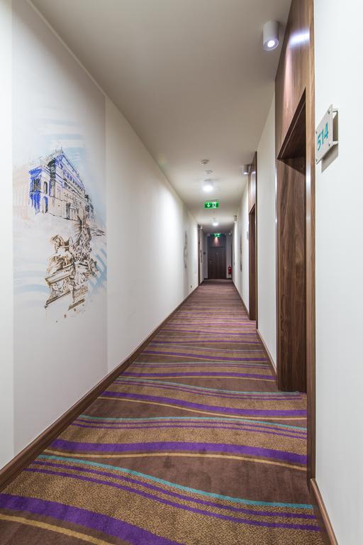 Merchants Crown Suites And Spa Praga Exterior foto A typical hotel corridor