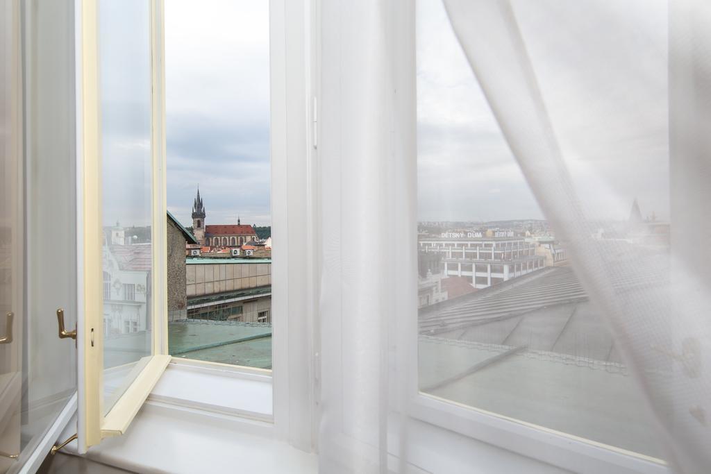 Merchants Crown Suites And Spa Praga Exterior foto Curtains