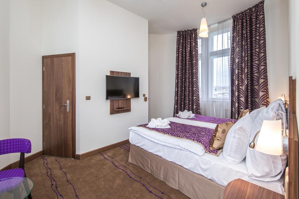 Merchants Crown Suites And Spa Praga Exterior foto A room at the hotel