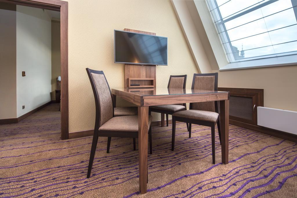 Merchants Crown Suites And Spa Praga Exterior foto A suite at the hotel