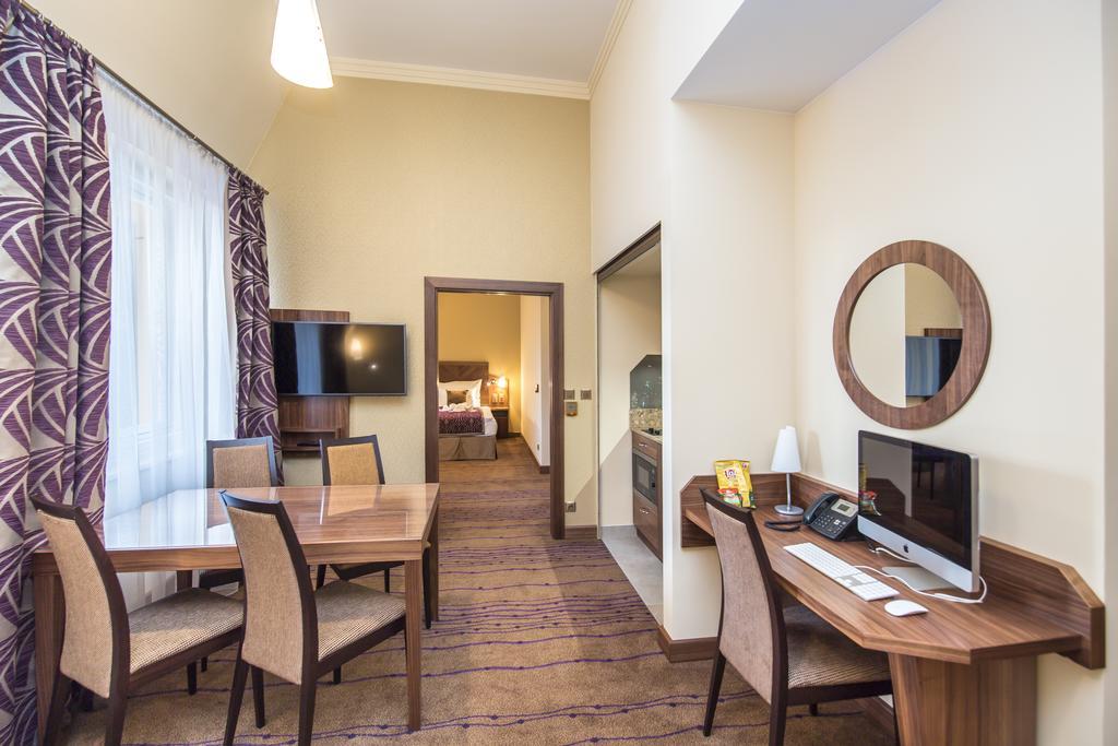 Merchants Crown Suites And Spa Praga Exterior foto Suite