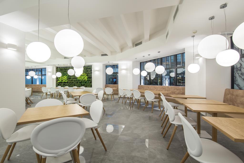Merchants Crown Suites And Spa Praga Exterior foto Interior of the restaurant