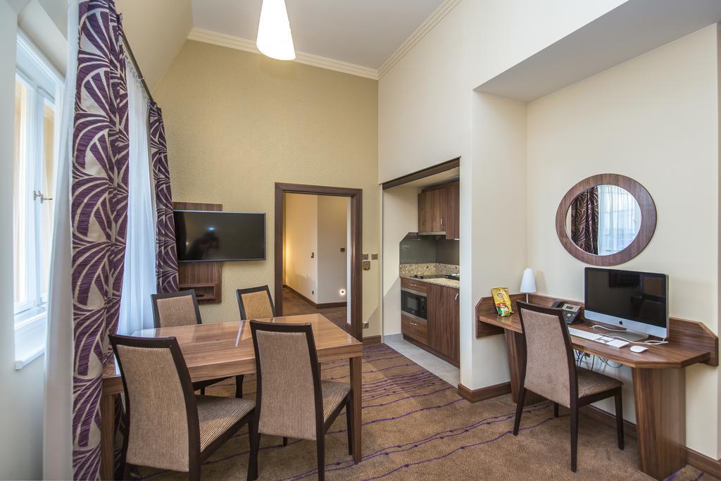 Merchants Crown Suites And Spa Praga Exterior foto A typical apartment