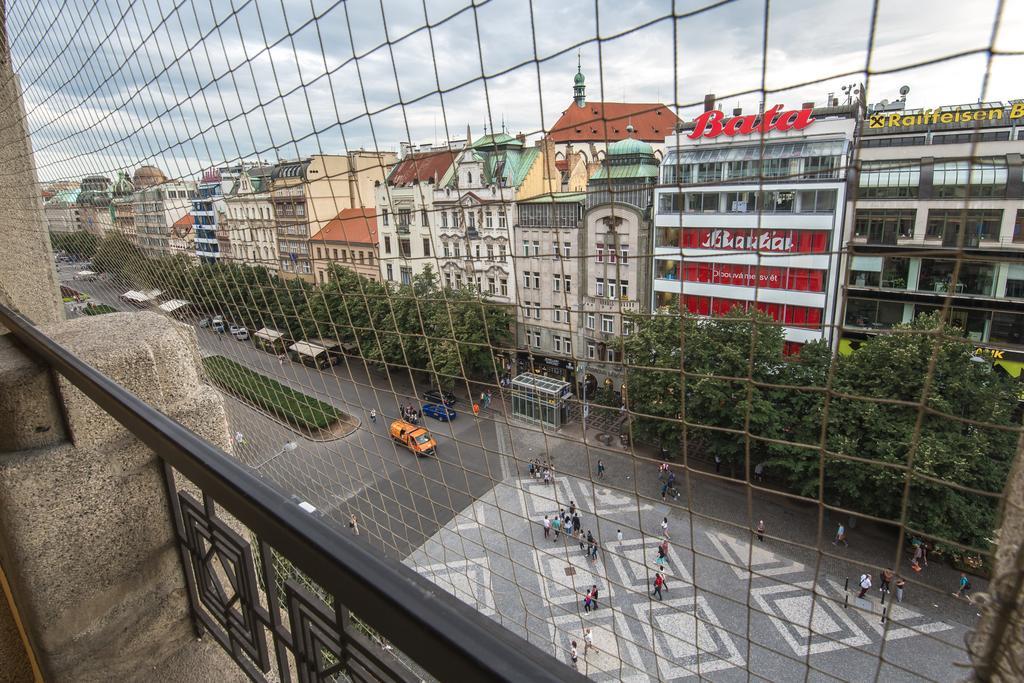 Merchants Crown Suites And Spa Praga Exterior foto View of the square from the observation deck of the Westin Palace Vienna