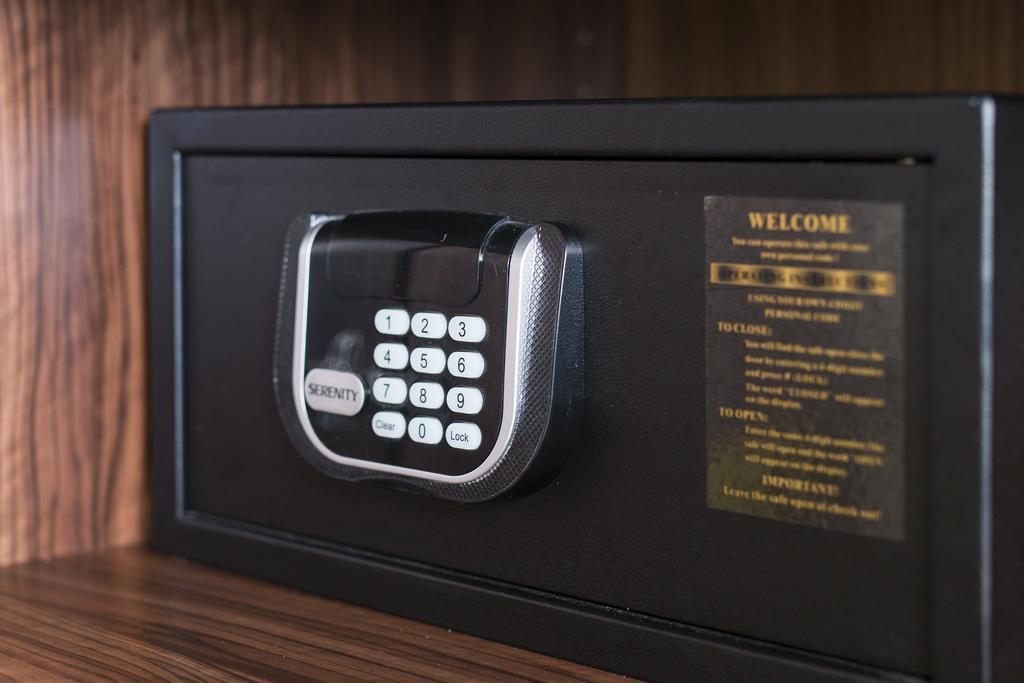 Merchants Crown Suites And Spa Praga Exterior foto A safe with a keypad