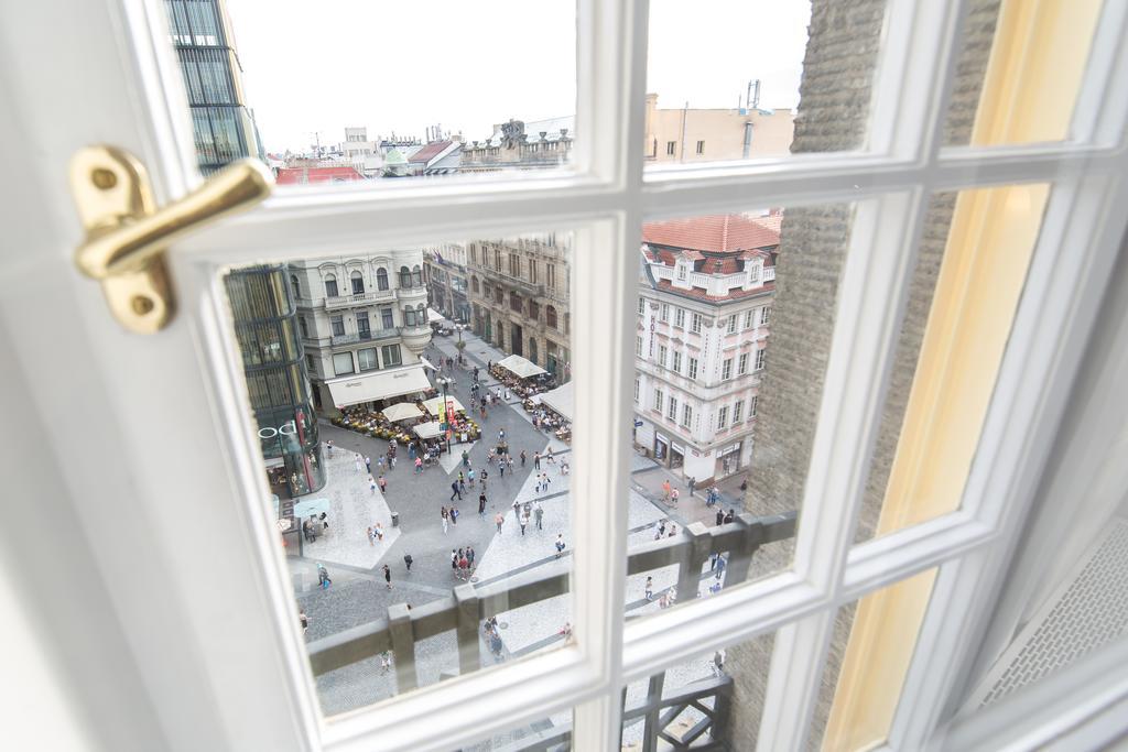 Merchants Crown Suites And Spa Praga Exterior foto View from the window of a room at the hotel