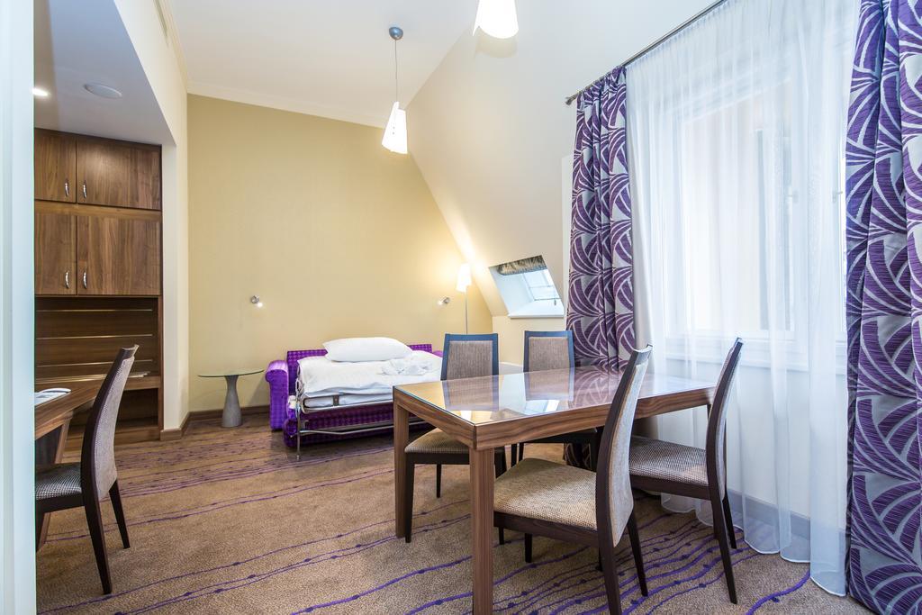 Merchants Crown Suites And Spa Praga Exterior foto A typical apartment