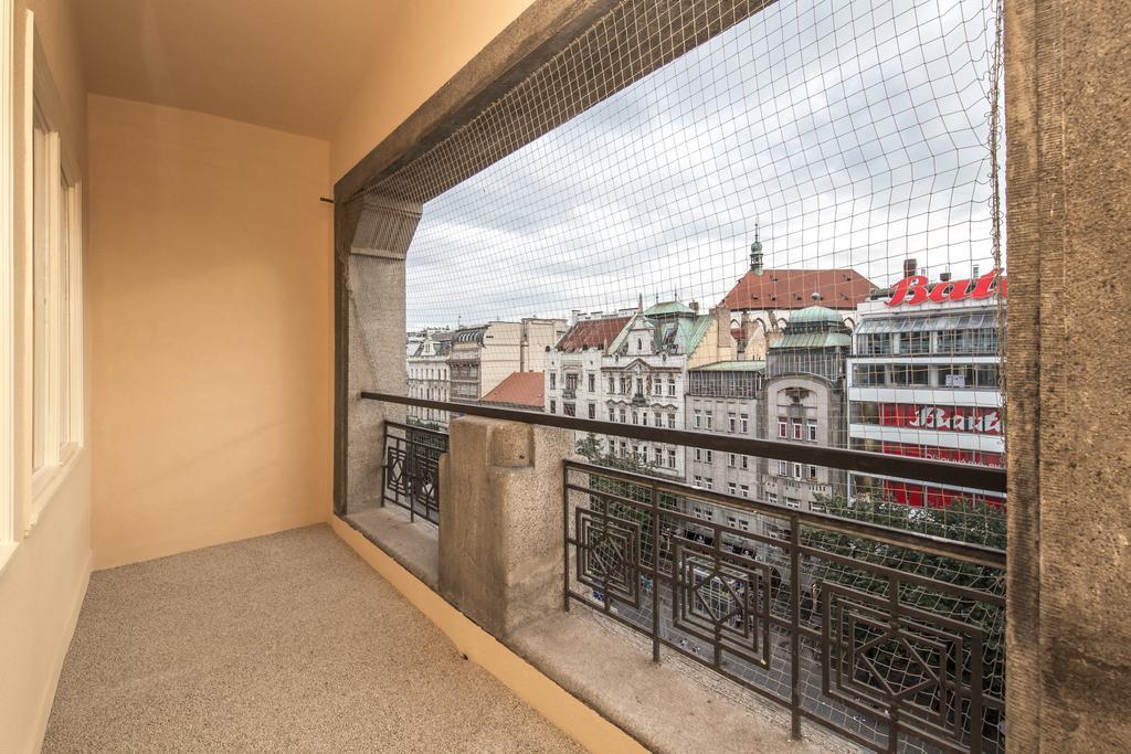 Merchants Crown Suites And Spa Praga Exterior foto A balcony in Vienna