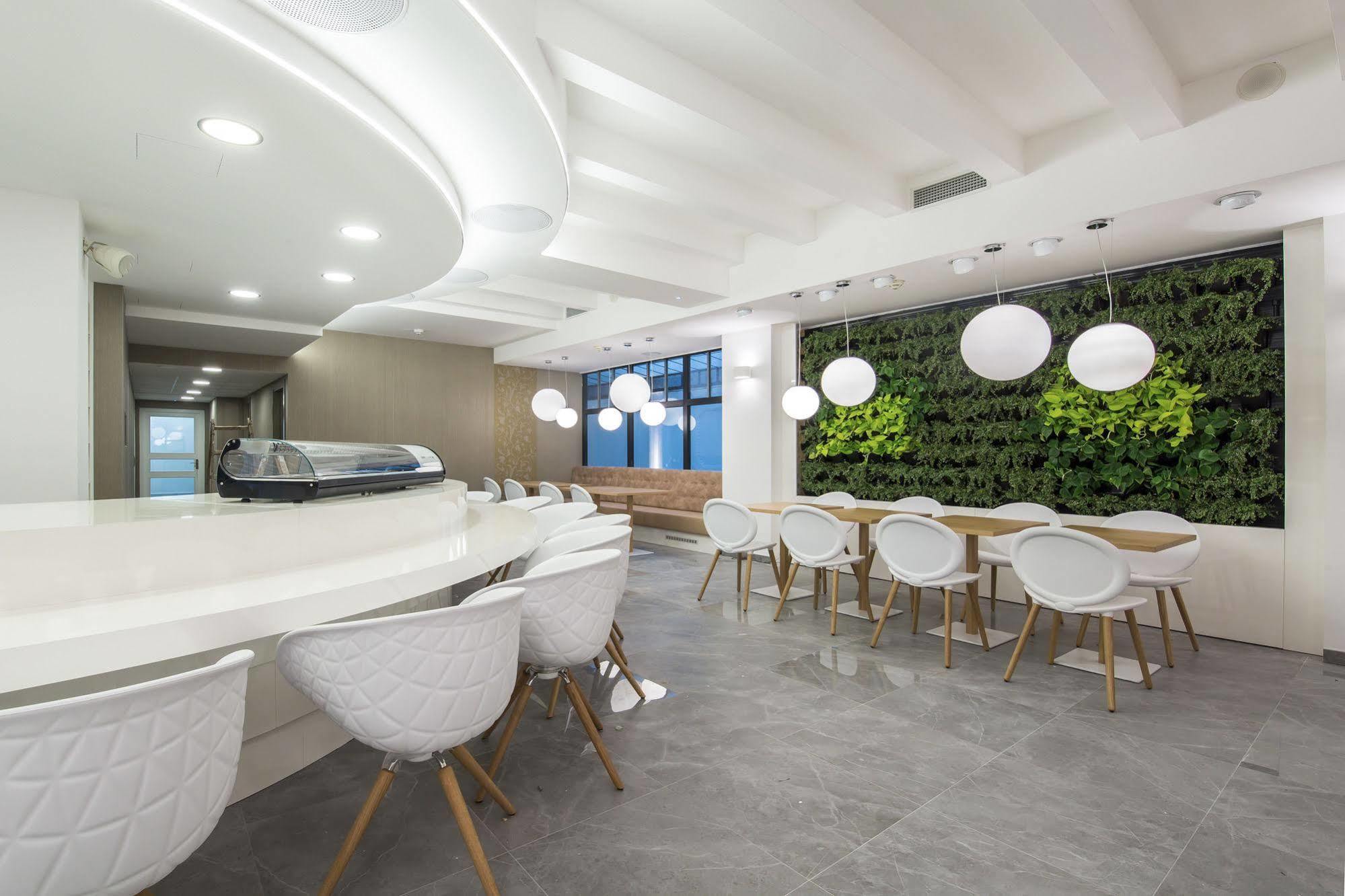 Merchants Crown Suites And Spa Praga Exterior foto The Green Wall at the 10th floor of the building