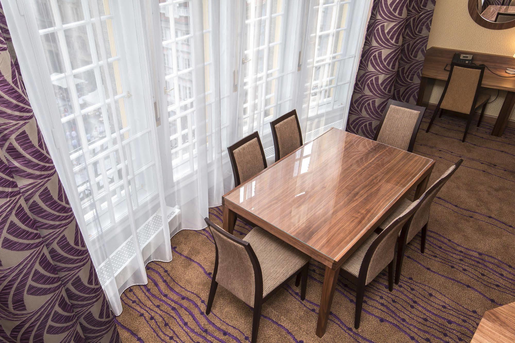 Merchants Crown Suites And Spa Praga Exterior foto A table and chairs