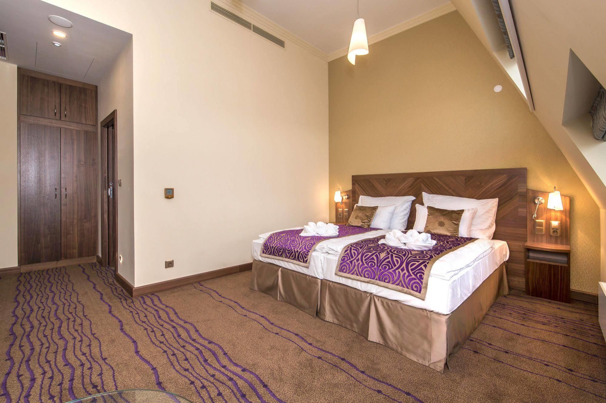 Merchants Crown Suites And Spa Praga Exterior foto Suite