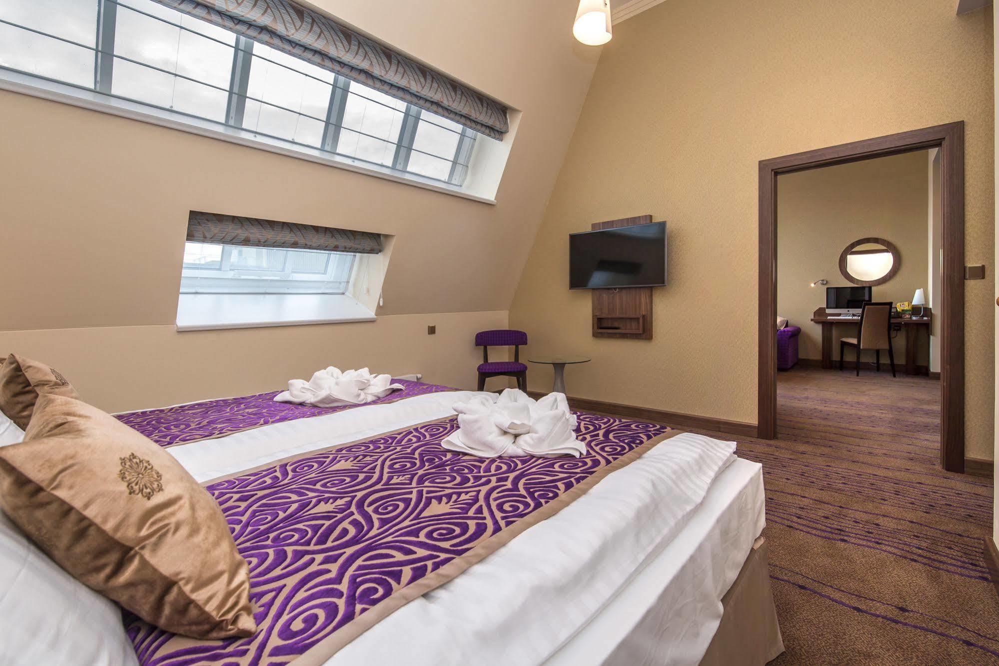Merchants Crown Suites And Spa Praga Exterior foto A suite at the hotel