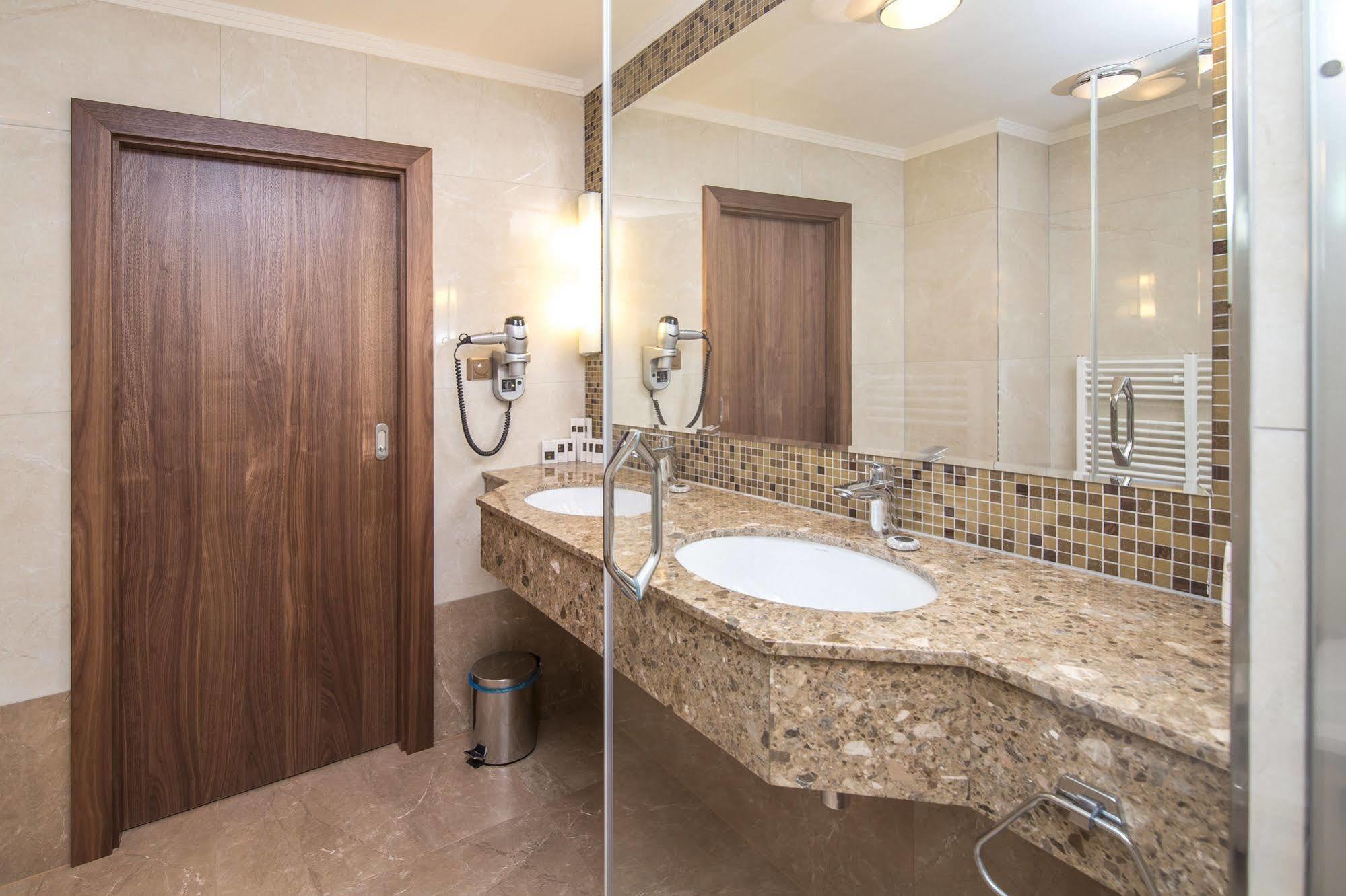 Merchants Crown Suites And Spa Praga Exterior foto Bathroom