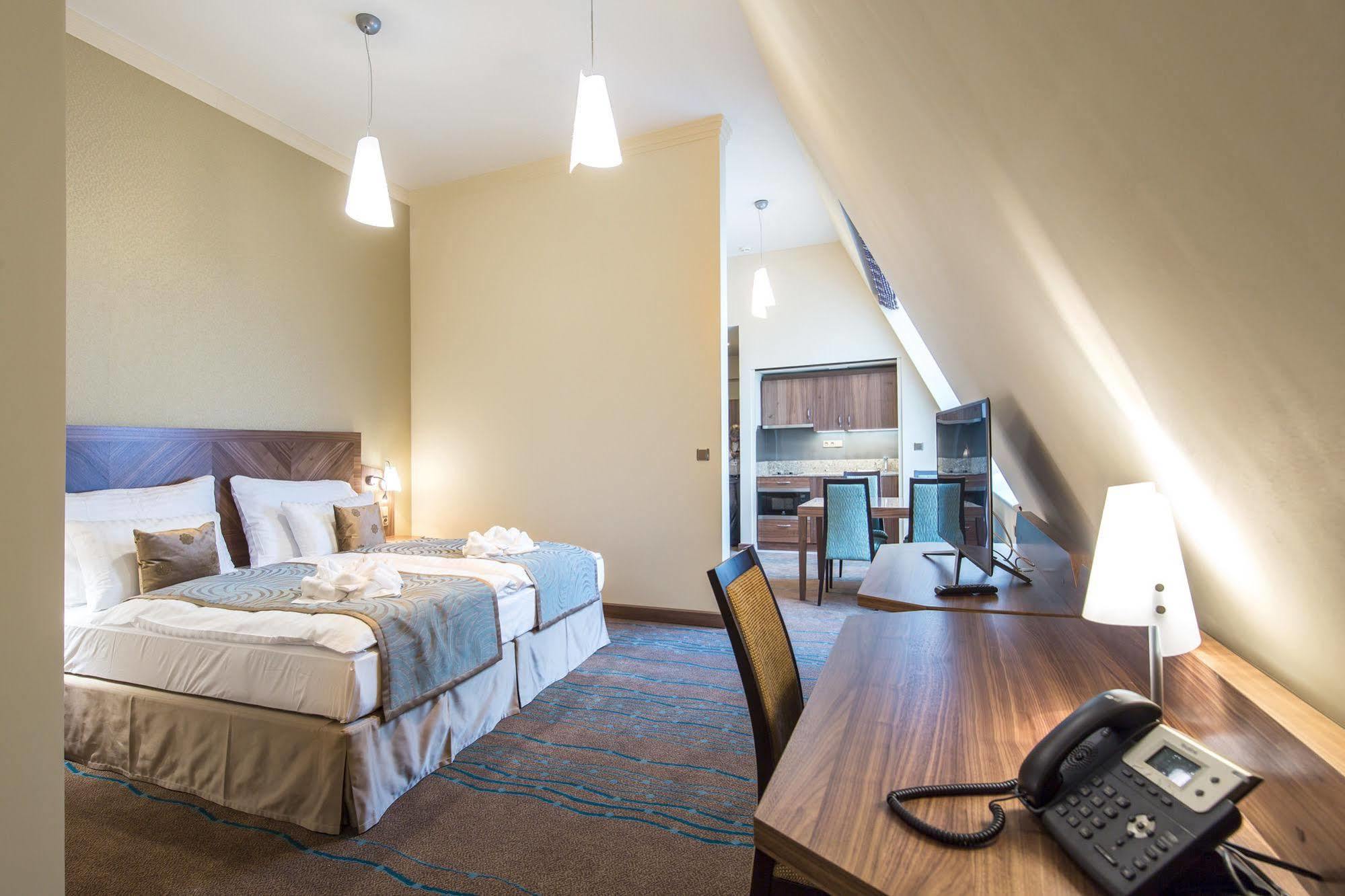 Merchants Crown Suites And Spa Praga Exterior foto A typical room at the hotel