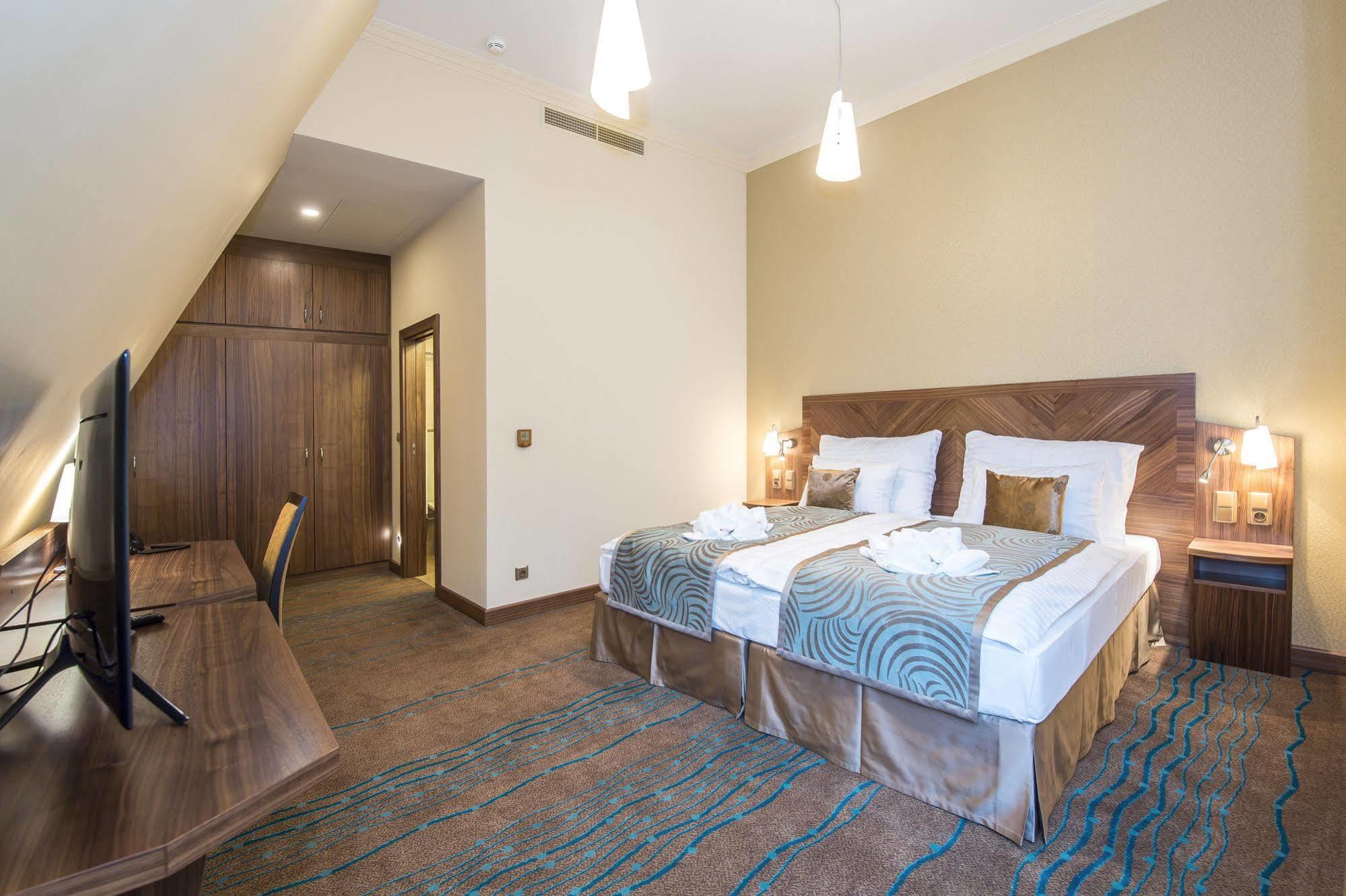 Merchants Crown Suites And Spa Praga Exterior foto A room at the hotel