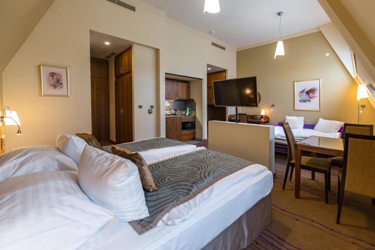 Merchants Crown Suites And Spa Praga Exterior foto A typical studio apartment