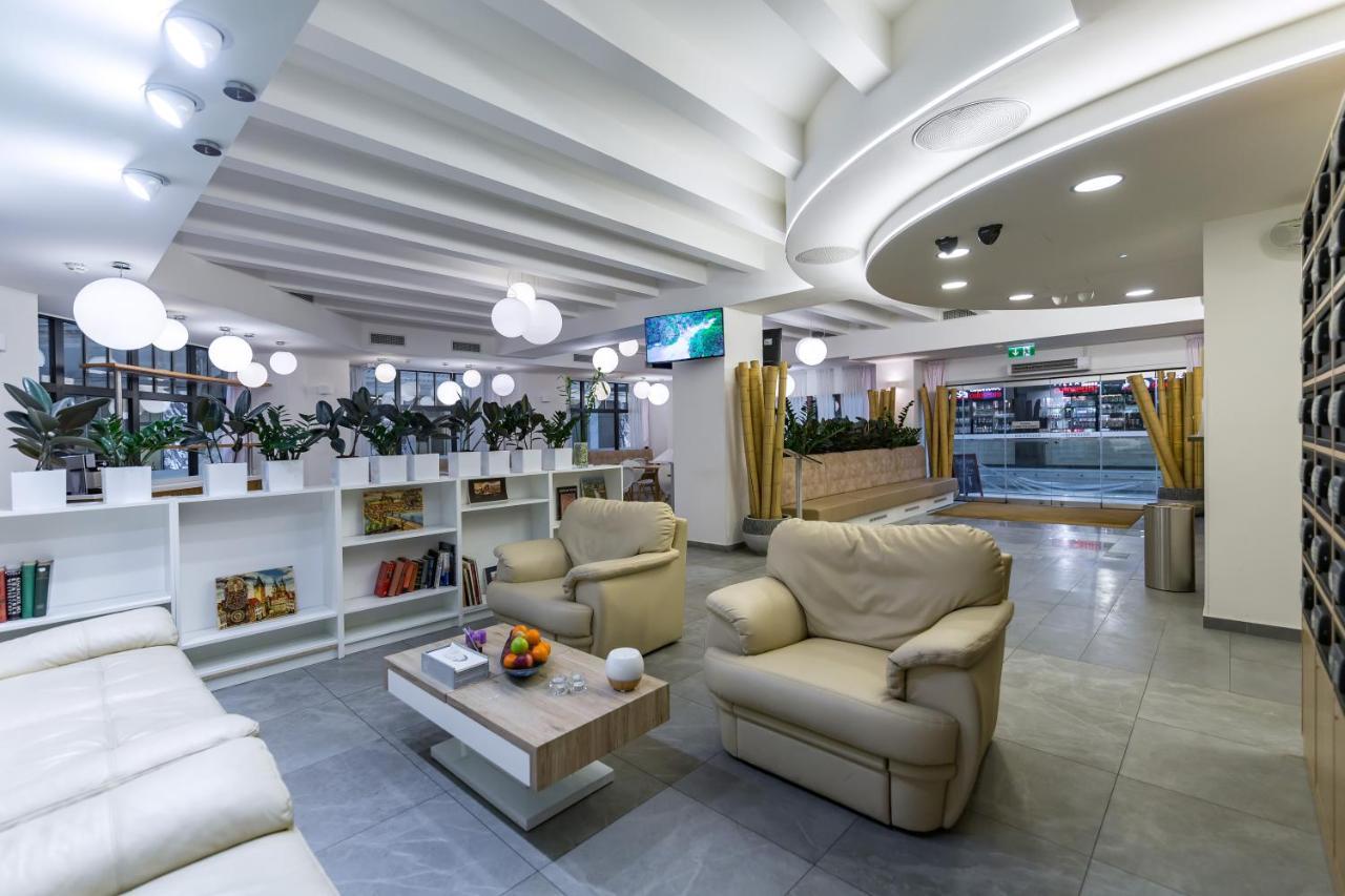 Merchants Crown Suites And Spa Praga Exterior foto Business lounge at Belgrade Nikola Tesla Airport