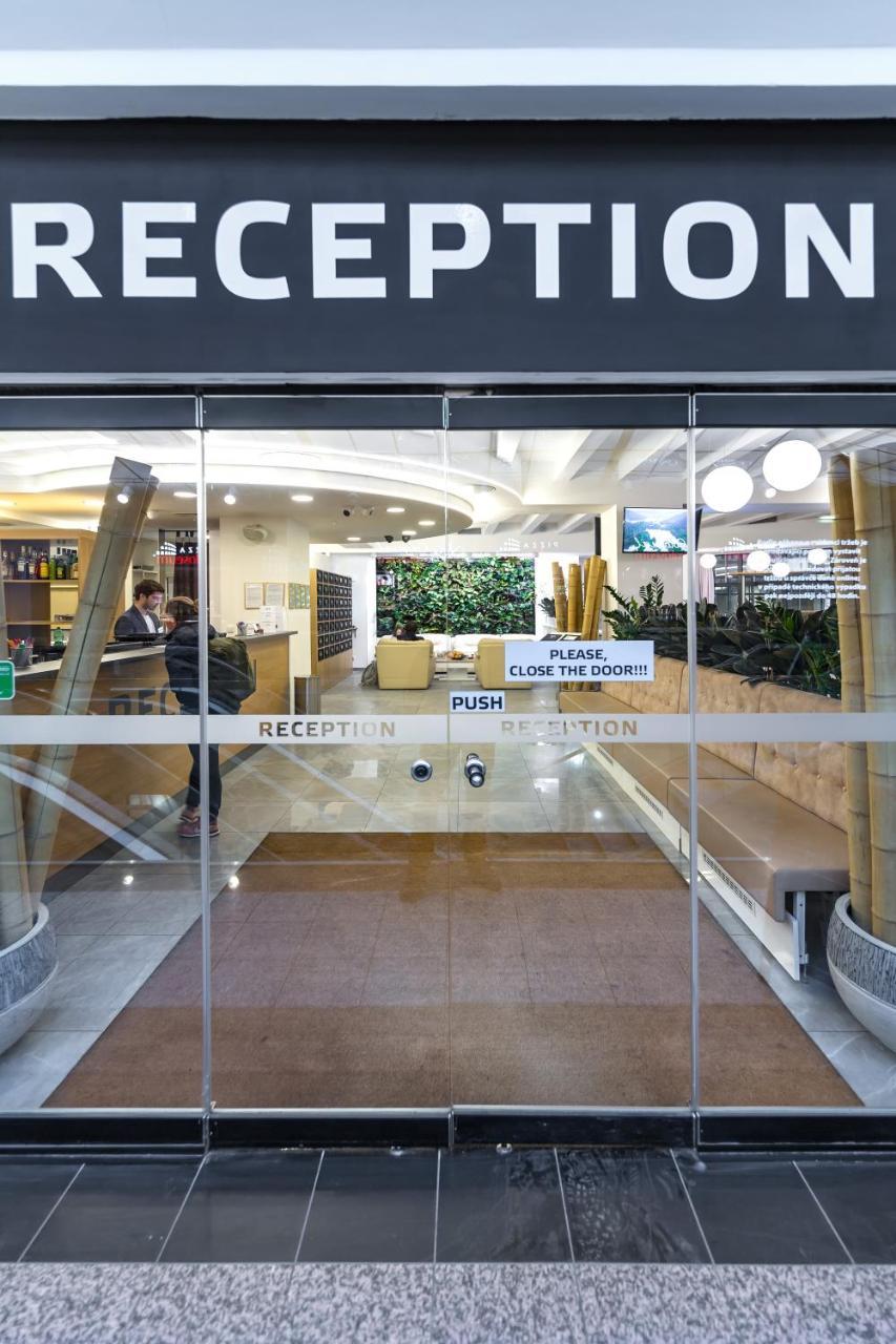 Merchants Crown Suites And Spa Praga Exterior foto Automatic door