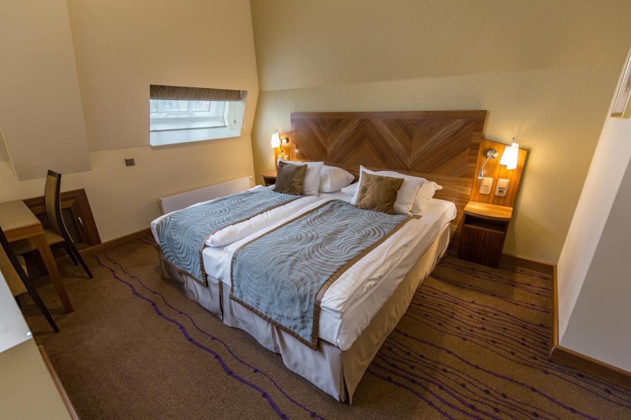 Merchants Crown Suites And Spa Praga Exterior foto A bedroom at the hotel
