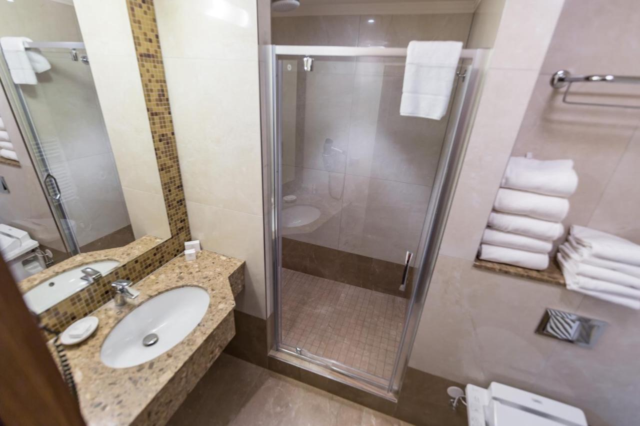 Merchants Crown Suites And Spa Praga Exterior foto A shower enclosure