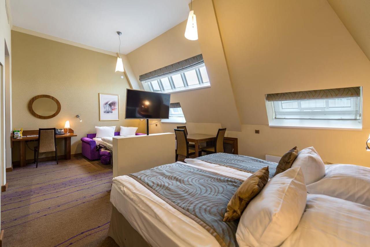 Merchants Crown Suites And Spa Praga Exterior foto A room at the hotel