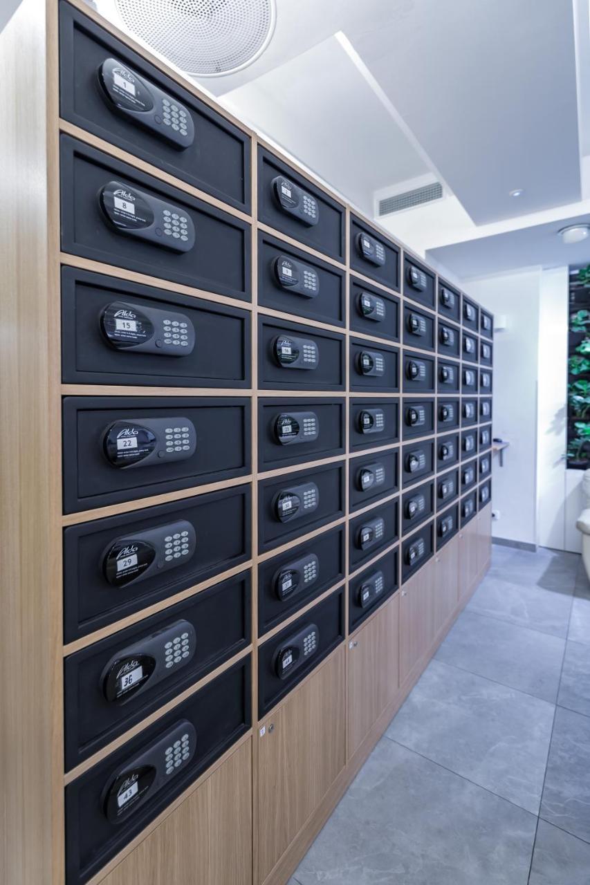 Merchants Crown Suites And Spa Praga Exterior foto Private safes at a bank